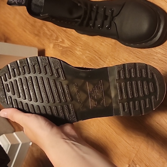 1460s in monochrome black - Picture 3 of 4